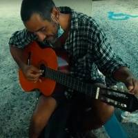Regalan guitarra nueva al "Guitarrista de las calles" que toca en BK de la Domenech