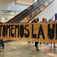 Llevan manifestación a favor de la UPR a Plaza las Américas