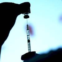 FDA aprueba dosis de refuerzo para adultos de Moderna y Pfizer
