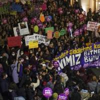 En Turquía policía lanza gas lacrimógeno durante protesta de mujeres