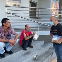 Jóvenes llevan desayuno a personas sin hogar en once municipios
