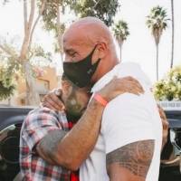 The Rock regala guagua a joven latino en Acción de Gracias