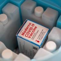 Moderna asegura que su refuerzo eleva anticuerpos que neutralizan a la variante ómicron