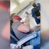 Sacan a hombre de vuelo por usar ropa interior de mujer como mascarilla