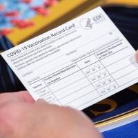 Justicia presenta cargos a dos personas por usar tarjeta de vacunación falsa en Isla Verde