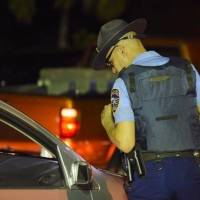 Arrestan mujer por conducir en estado de embriaguez contra el tránsito en San Juan