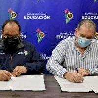 Educación firma acuerdo para distribuir leche a todas las escuelas públicas